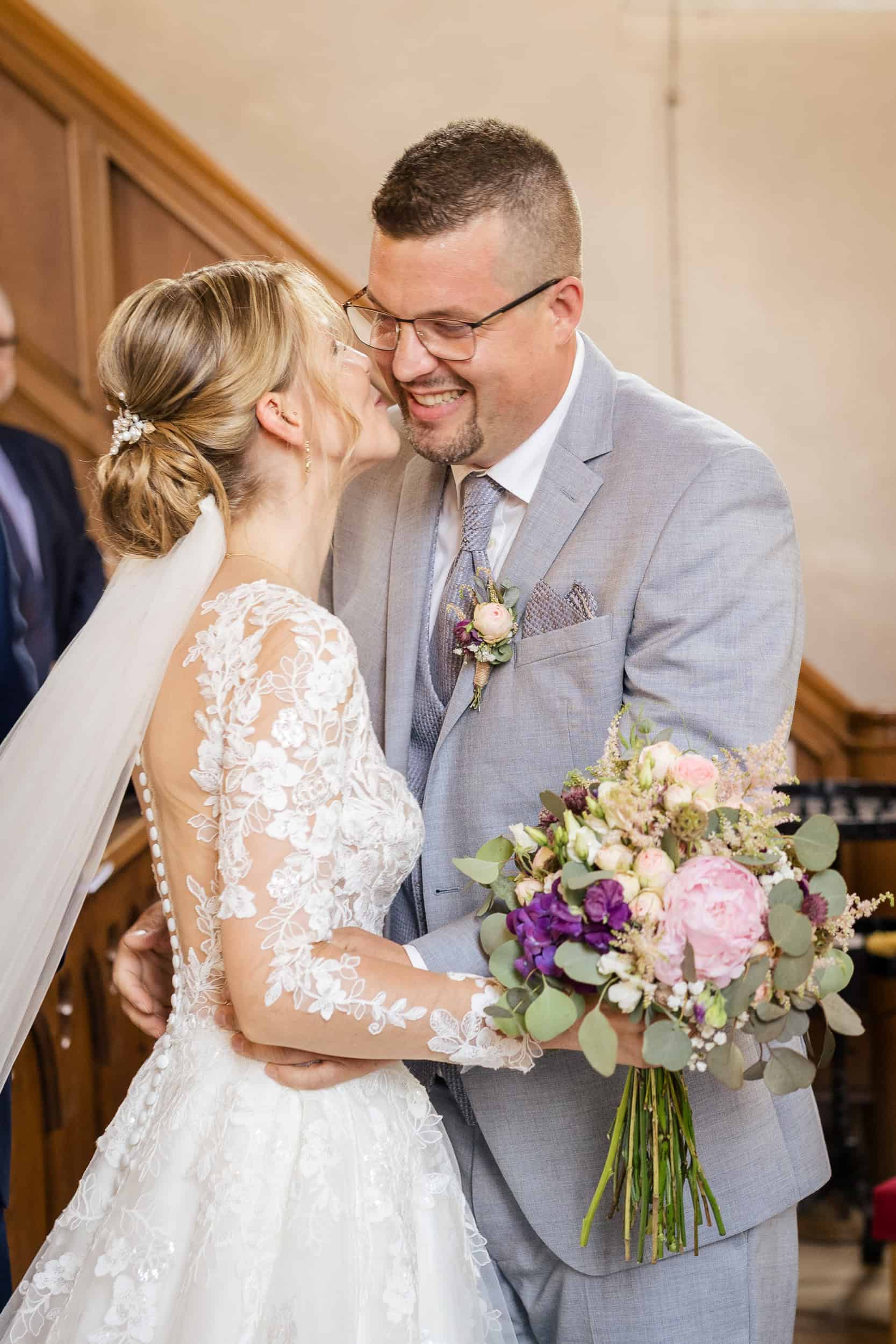 hochzeitsfotograf calw Hochzeitspaar lächelt sich liebevoll an, Braut in weißem Kleid, Bräutigam in Anzug, bei einer Hochze.