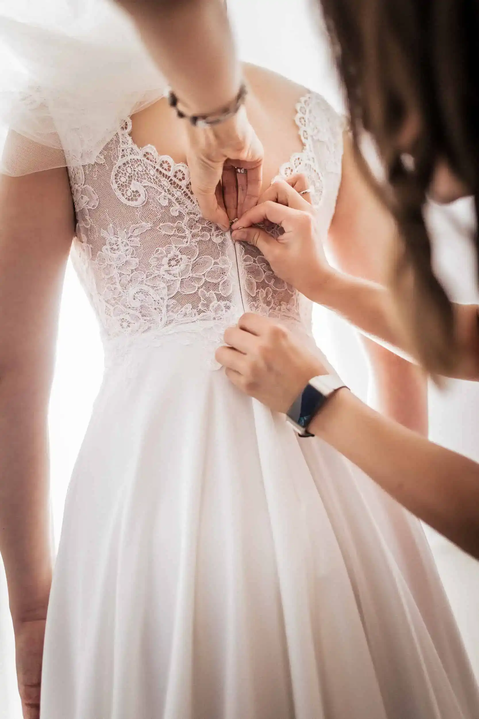 Brautkleid wird geschlossen – emotionale Hochzeitsreportage beim Getting Ready