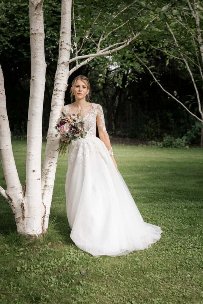 First Look - Braut im Spitzenkleid lehnt an Birke bei natürlichem Hochzeitsshooting in Böblingen First Look - Braut im Spitzenkleid lehnt an Birke bei natürlichem Hochzeitsshooting in Böblingen