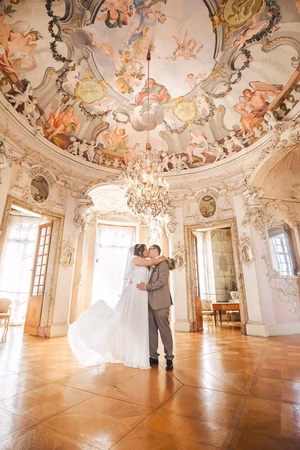 hochzeitsfotograf stuttgart Hochzeitsfotograf Stuttgart Brautpaar küsst sich im barocken Festsaal – elegante Hochzeitsfotos in Schlossatmosphäre