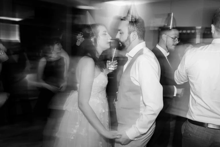 Brautpaar auf Hochzeitsparty mit Bewegung – lebendige Hochzeitsfeier