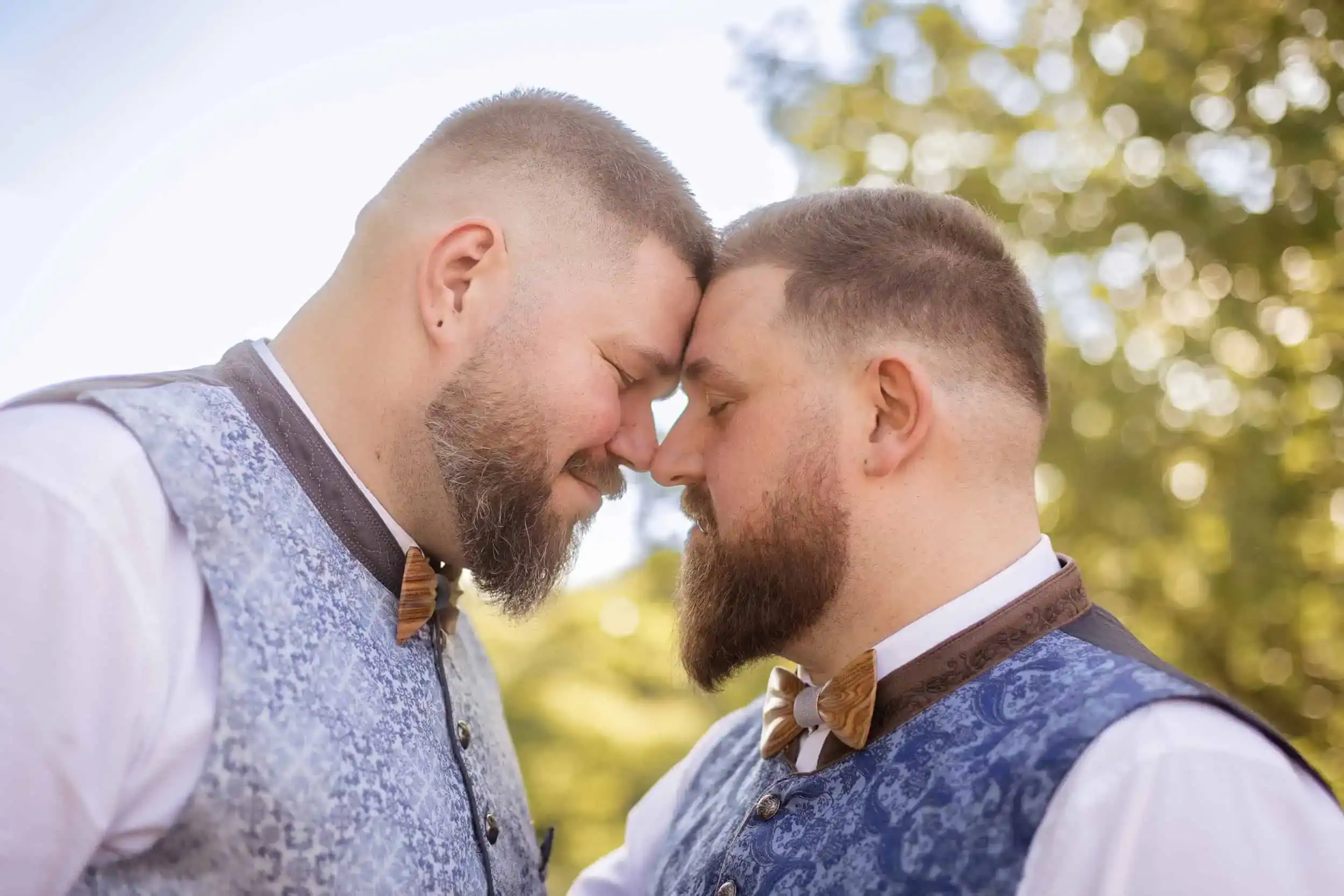 Zwei Bräutigame Stirn an Stirn – emotionale LGBTQ+ Hochzeitsfotografie