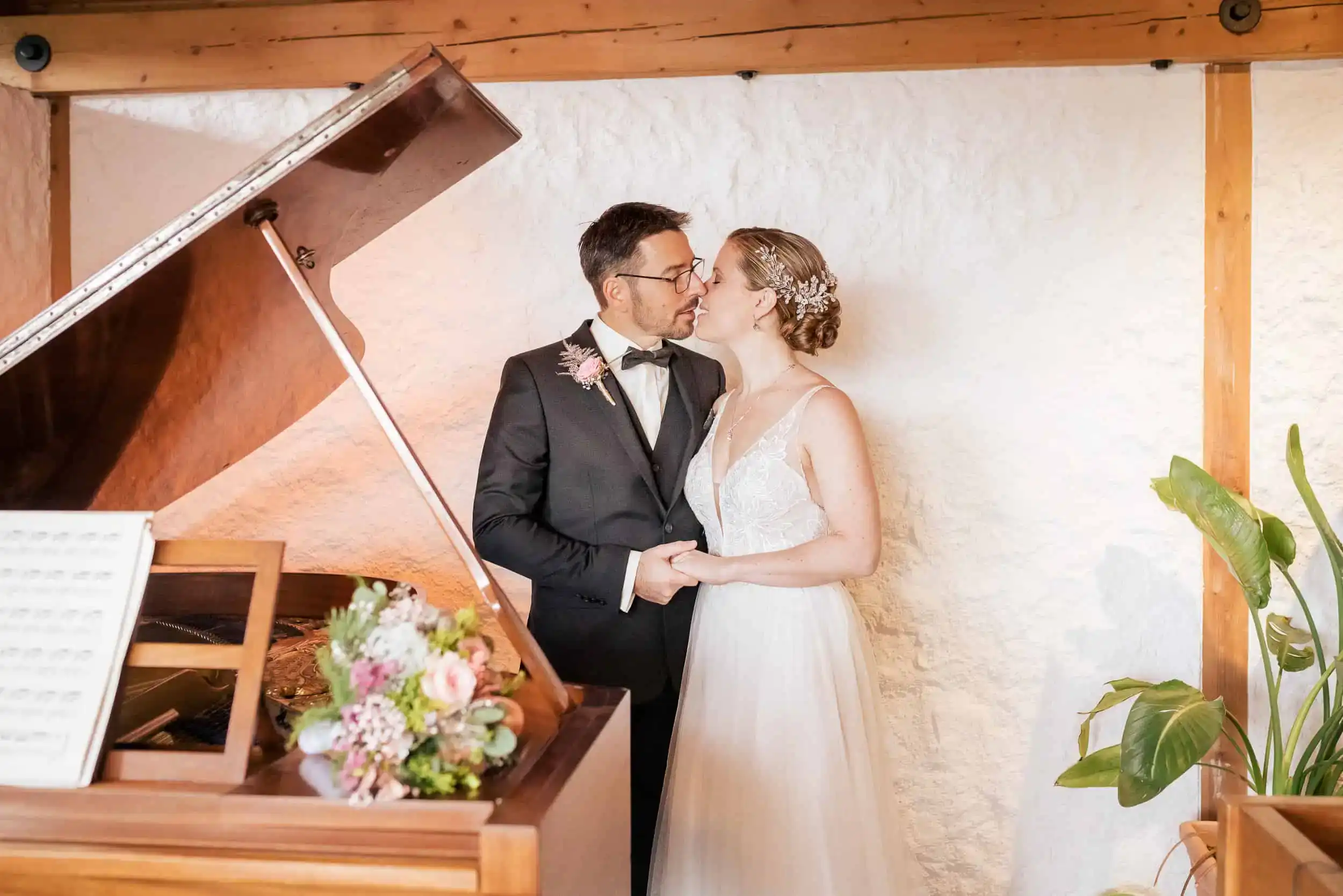 romantische hochzeitsfotos mit klavier und blumen