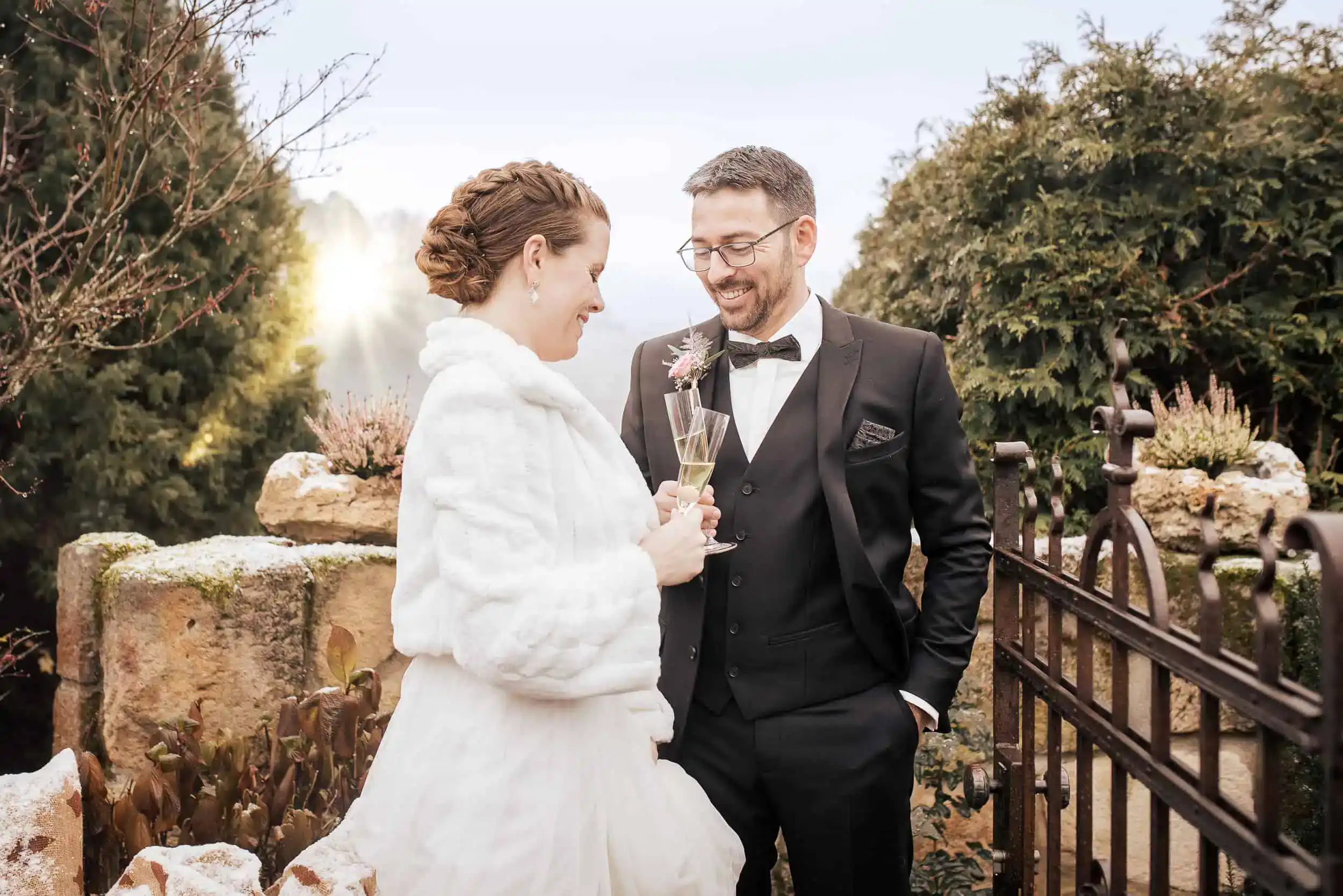 Winterhochzeit mit Anstoßen auf das Brautpaar – stilvoller Hochzeitsmoment im Schnee
