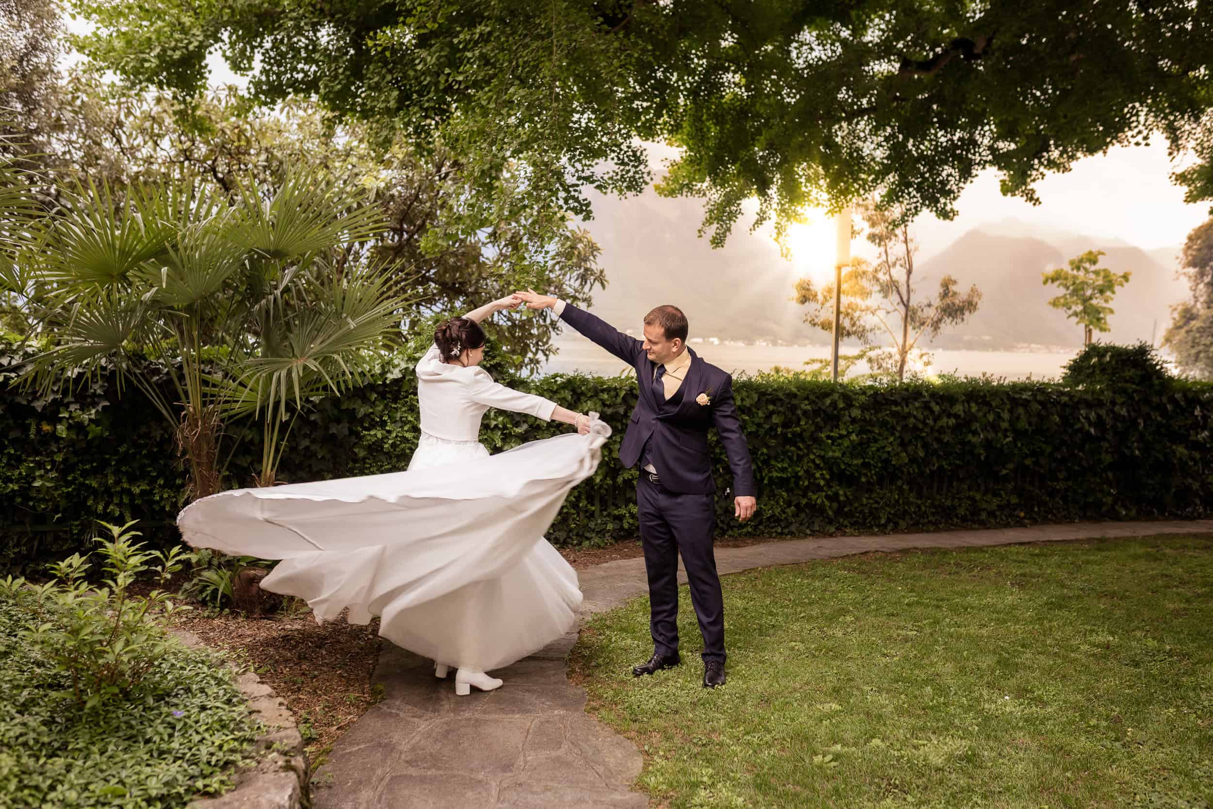 Hochzeitsfotograf Bodensee Brautpaar tanzt im Garten