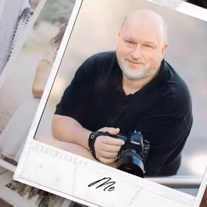 Hochzeitsfotograf Achim Majer mit Kamera, professionell und freundlich.