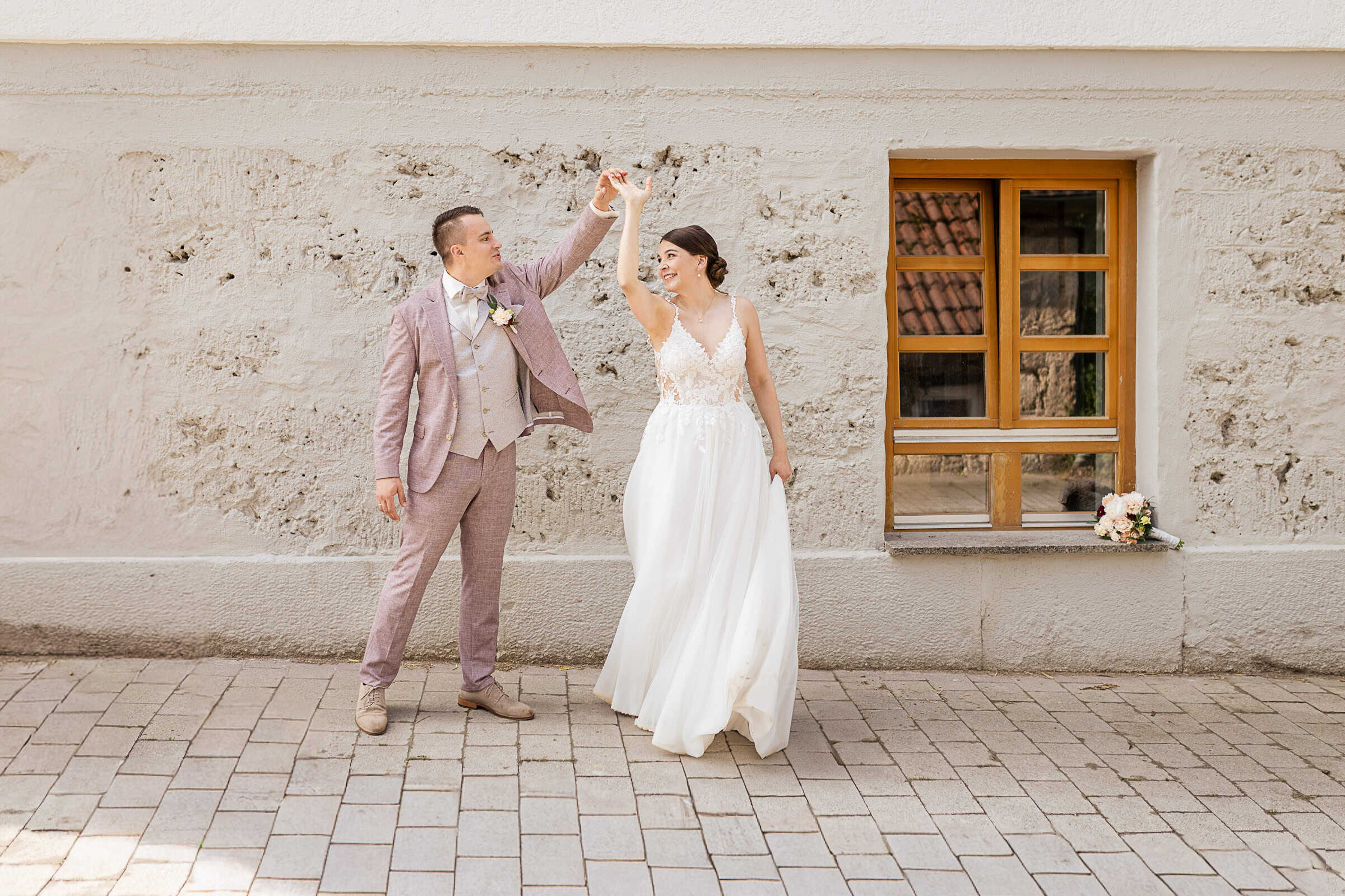Hochzeit, Braut und Bräutigam, romantischer Tanz, modernes Hochzeitsfoto vor altem Haus.