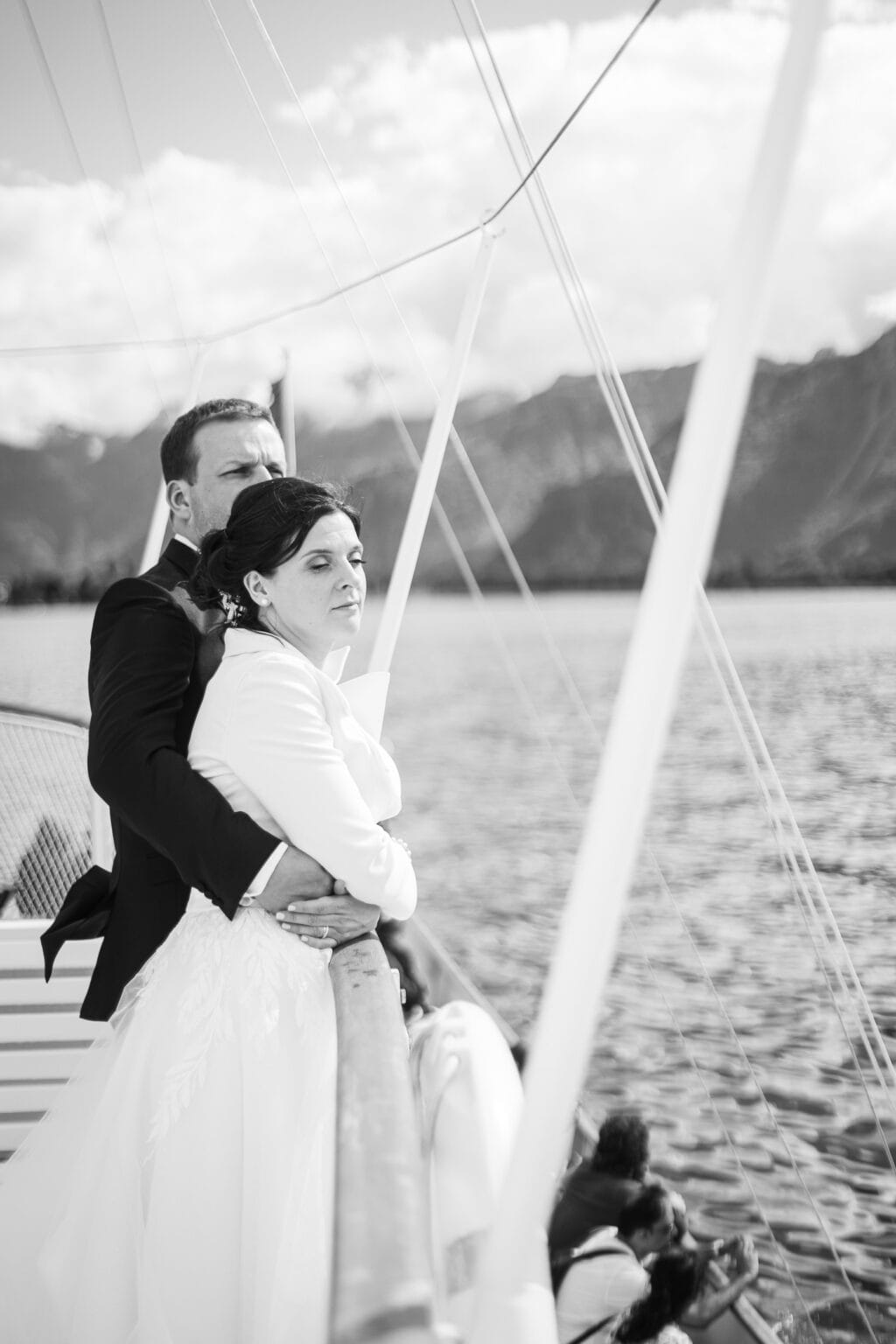 Romantisches Hochzeitsfoto auf Bodensee bei Sonnenuntergang, emotionale Momente zwischen Braut und Bräutigam. Romantisches Hochzeitsfoto auf Bodensee bei Sonnenuntergang, emotionale Momente zwischen Braut und Bräutigam.