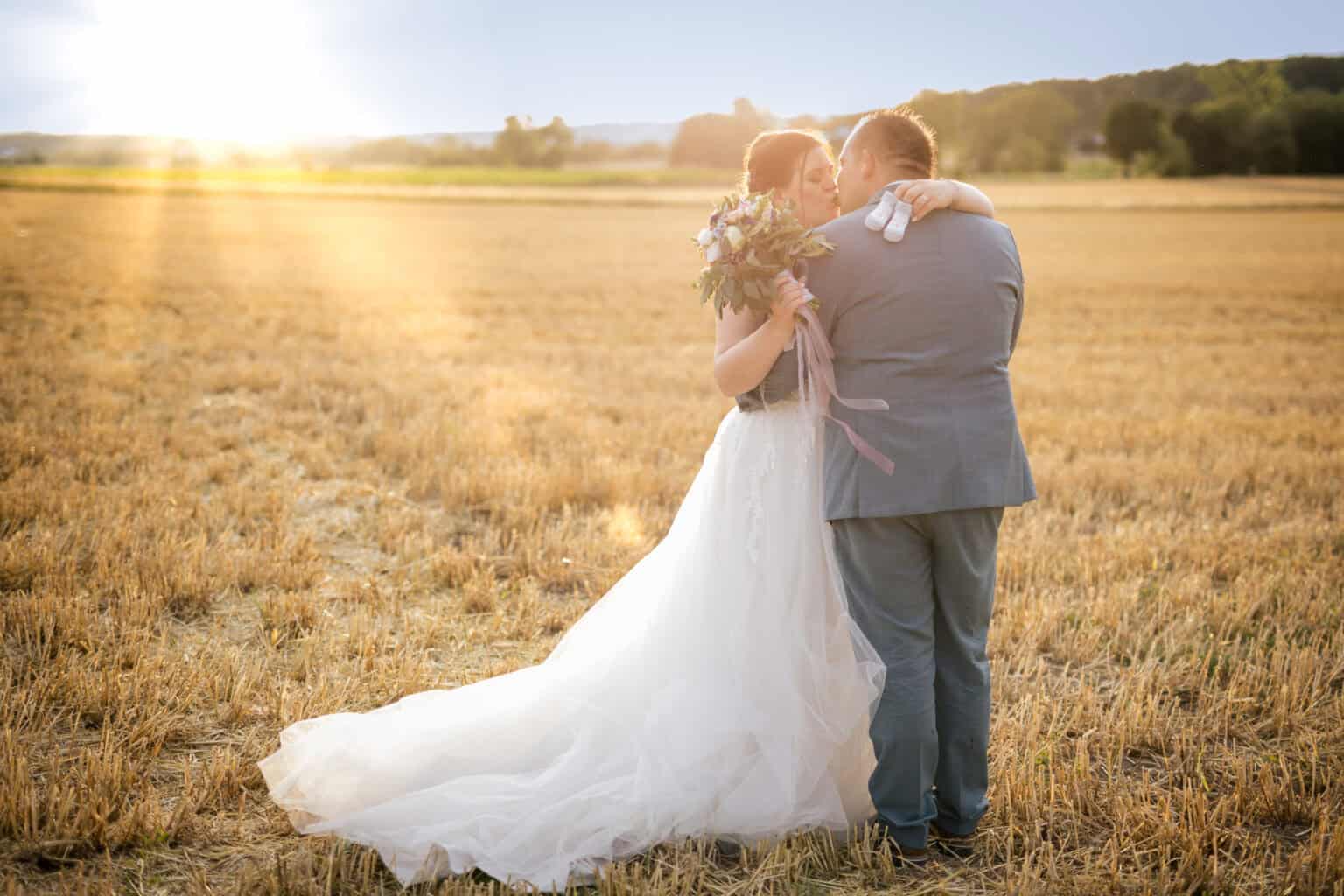 Romantisches Hochzeitsfoto im Feld bei Sonnenuntergang, emotionale Momente zwischen Braut und Bräutigam. Romantisches Hochzeitsfoto im Feld bei Sonnenuntergang, emotionale Momente zwischen Braut und Bräutigam.