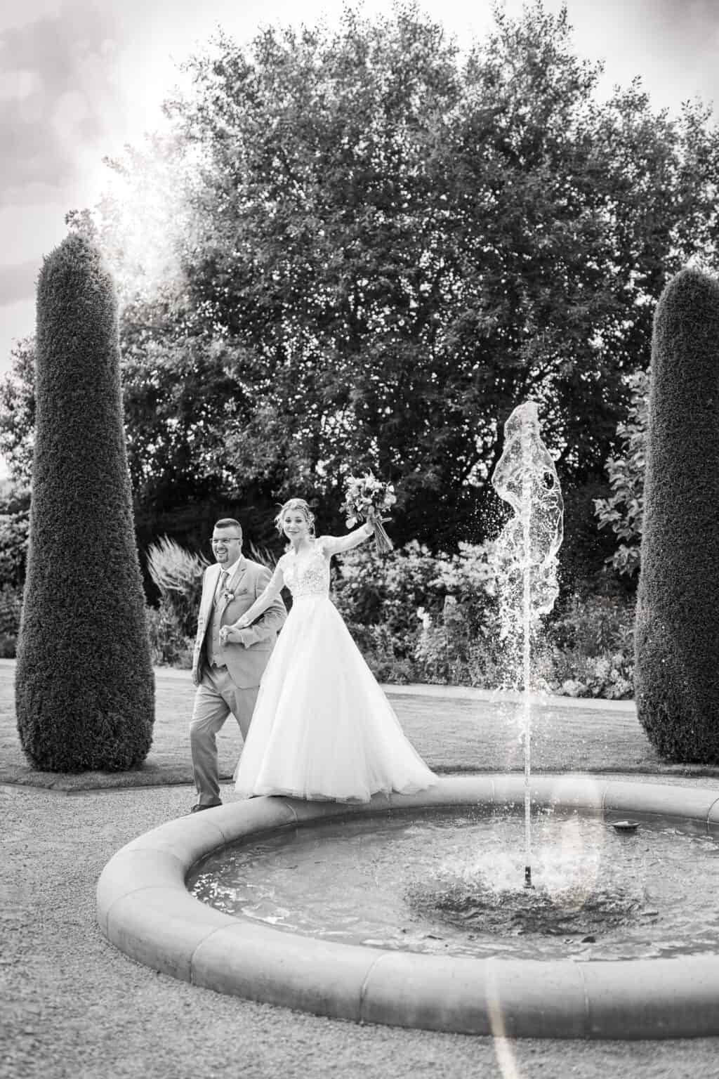 Hochzeitsfotograf Leonberg Hochzeitsfotograf Leonberg. Romantisches Brautpaar vor Brunnen im Park.