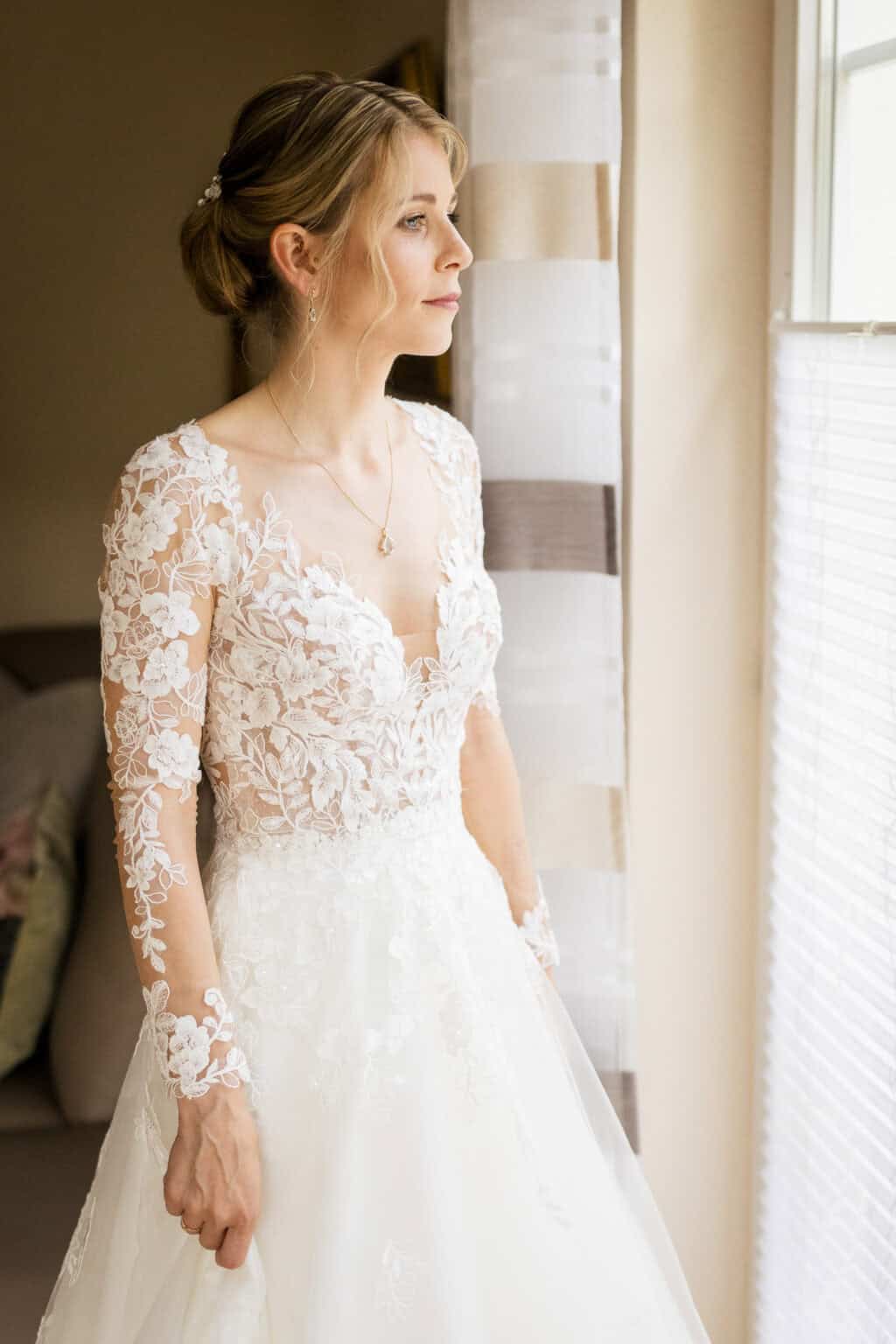Hochzeitsfotograf Leonberg Hochzeitsfotograf Leonberg. Elegantes Brautporträt im Tageslicht.