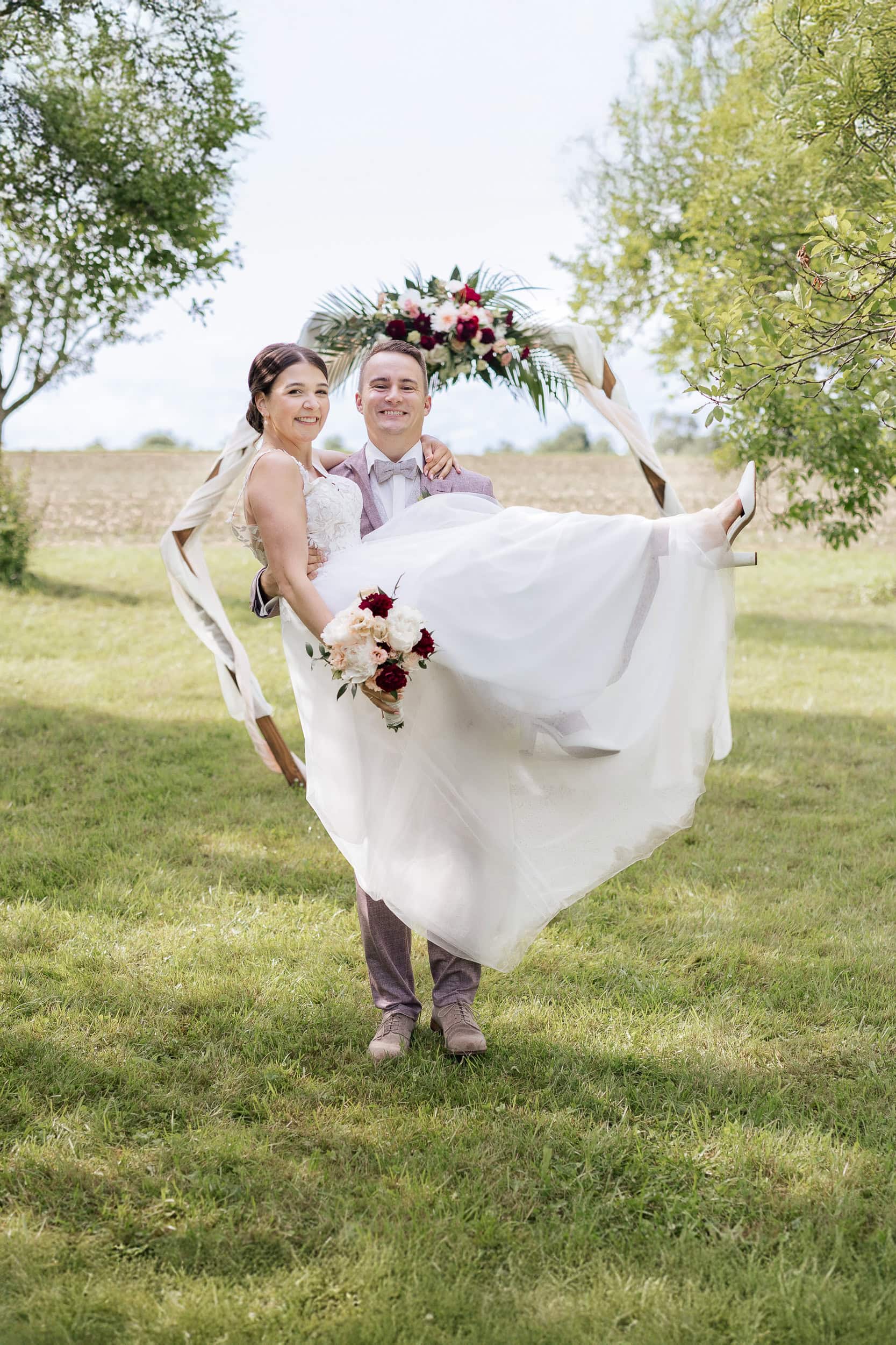 Brautpaar bei Hochzeitsfotografie in Nagold im GrĂĽnen, natĂĽrliche Kulisse.
