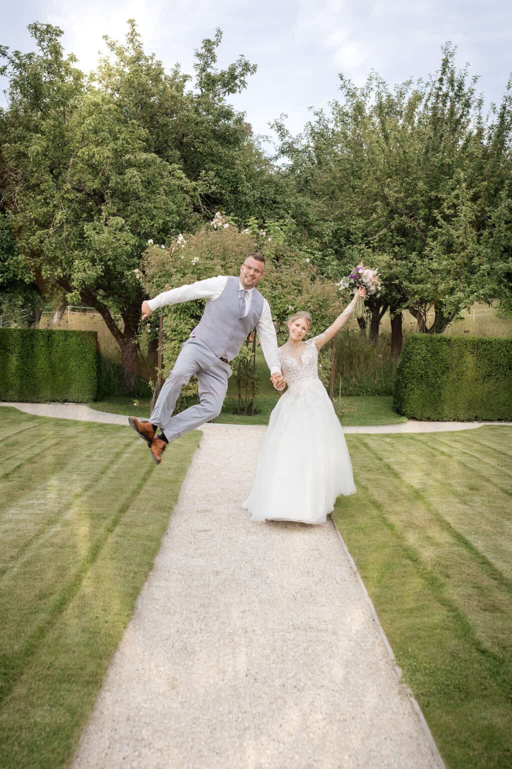 hochzeitsfotograf stuttgart Hochzeitsfotograf Stuttgart – Bräutigam springt vor Freude in die Luft, Braut hält den Blumenstrauß hoch