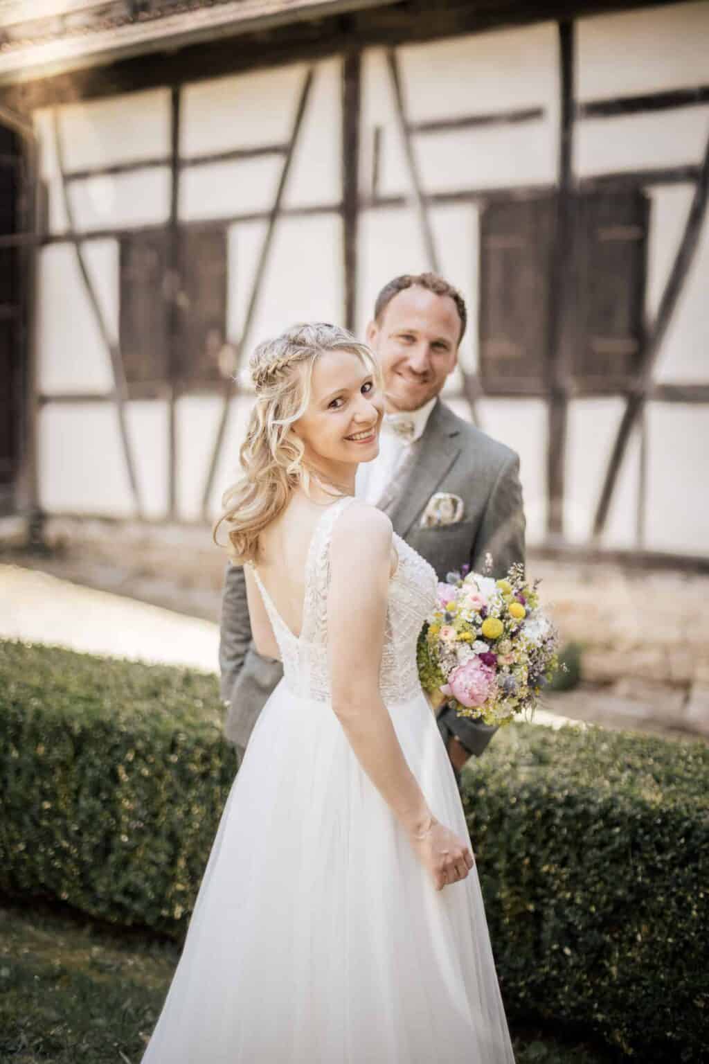 hochzeitsfotograf stuttgart Brautpaar dreht sich gerade um und lächelt in die Kamera