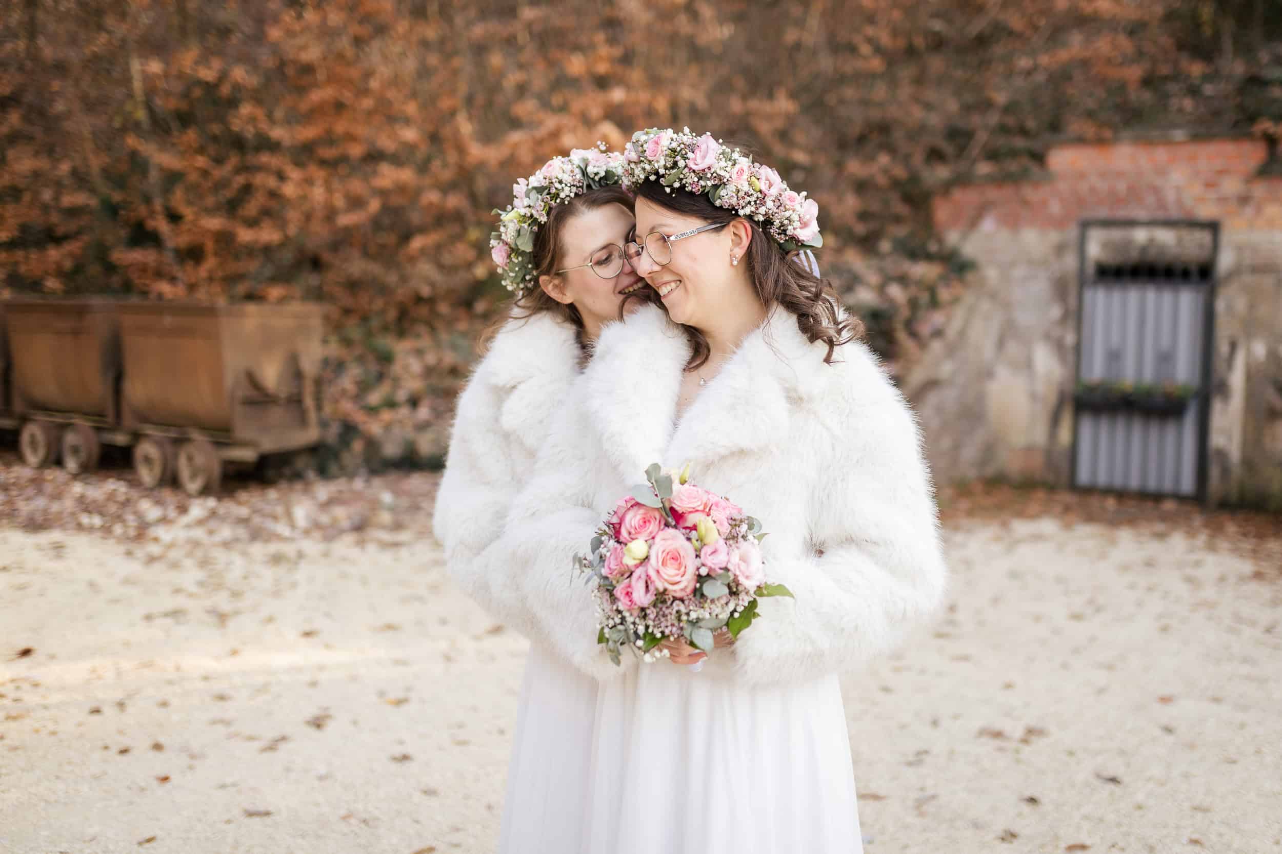 Sara und Lena mit Blumenkränzen im herbstlichen Park – Aalen