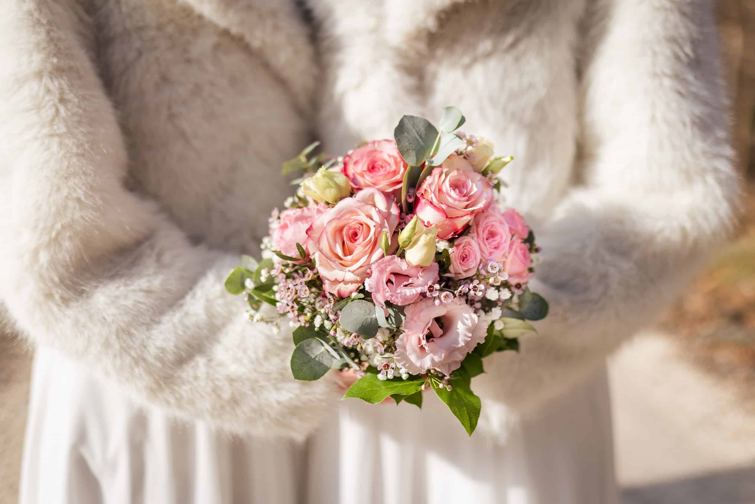 Eleganter BlumenstrauĂź mit Rosen und Eukalyptus, ideal fĂĽr Hochzeiten.