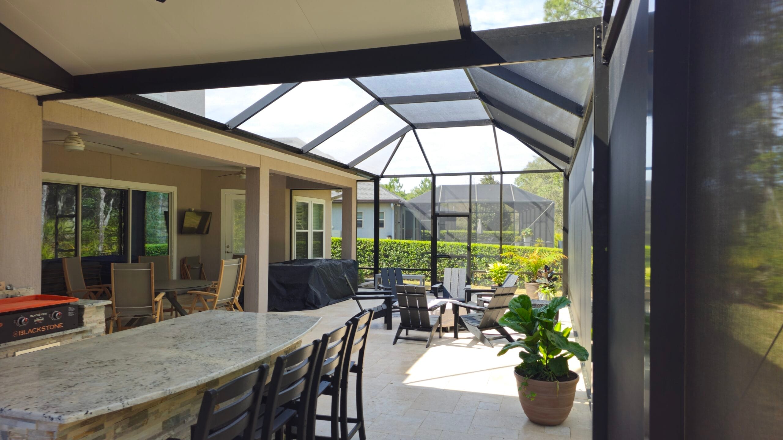 custom screen enclosures Jacksonville - A modern patio with custom screen enclosures in Jacksonville, featuring a spacious se