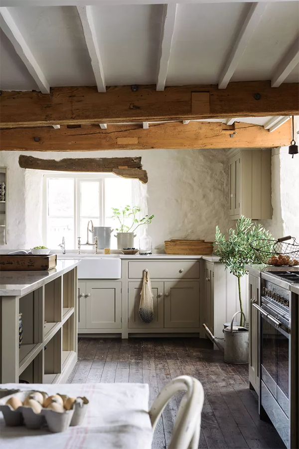Rustic greige kitchen