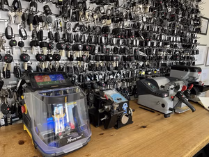 How Many Key Fobs Can Actually Be Programmed to One Car? A locksmith technician programming how many key fobs can a car have programmed using a professional OBD programmer in a sunny Arizona parking lot