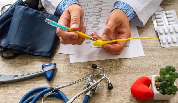 ¿Vasectomía reversible o fertilización in vitro (FIV)? ¿Qué es mejor? 1 manos sosteniendo lapicero