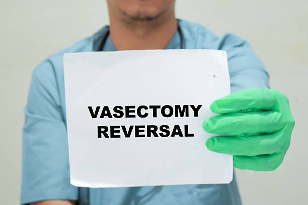 ¿Vasectomía reversible o fertilización in vitro (FIV)? ¿Qué es mejor? 2 médico sosteniendo un cartel