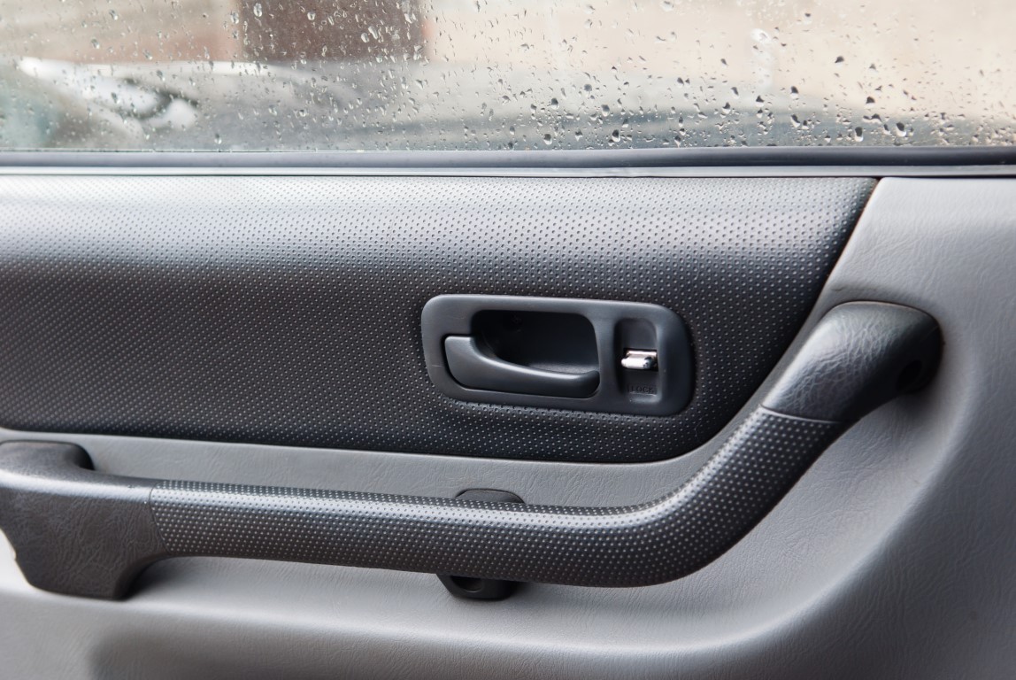 L'une des parties en plastique à l'intérieur d'une voiture