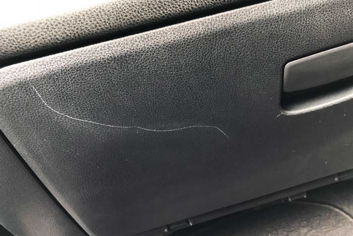 Rayure sur le plastique intérieur d'une voiture