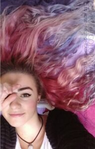Chloé - cheveux pastels roses et parme Chloé - Une vraie Color-Maniac qui a obtenu les cheveux pastels ^^