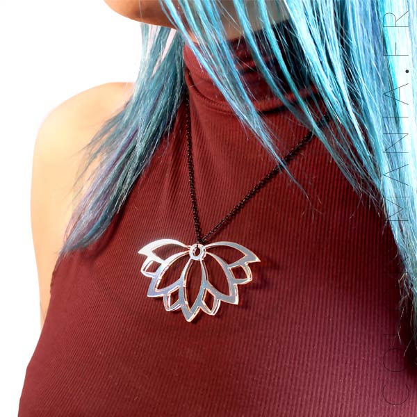 Collier Fleur de Lotus Transparent Irisé | Color-Mania