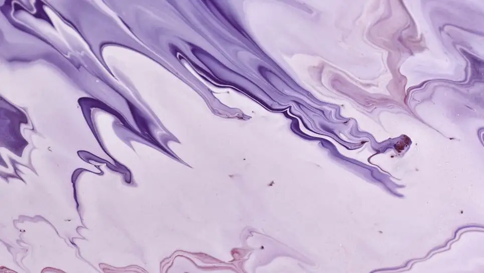 Tâches de couleurs violettes