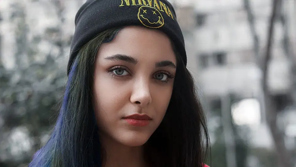 Fille aux cheveux colorés non décolorés