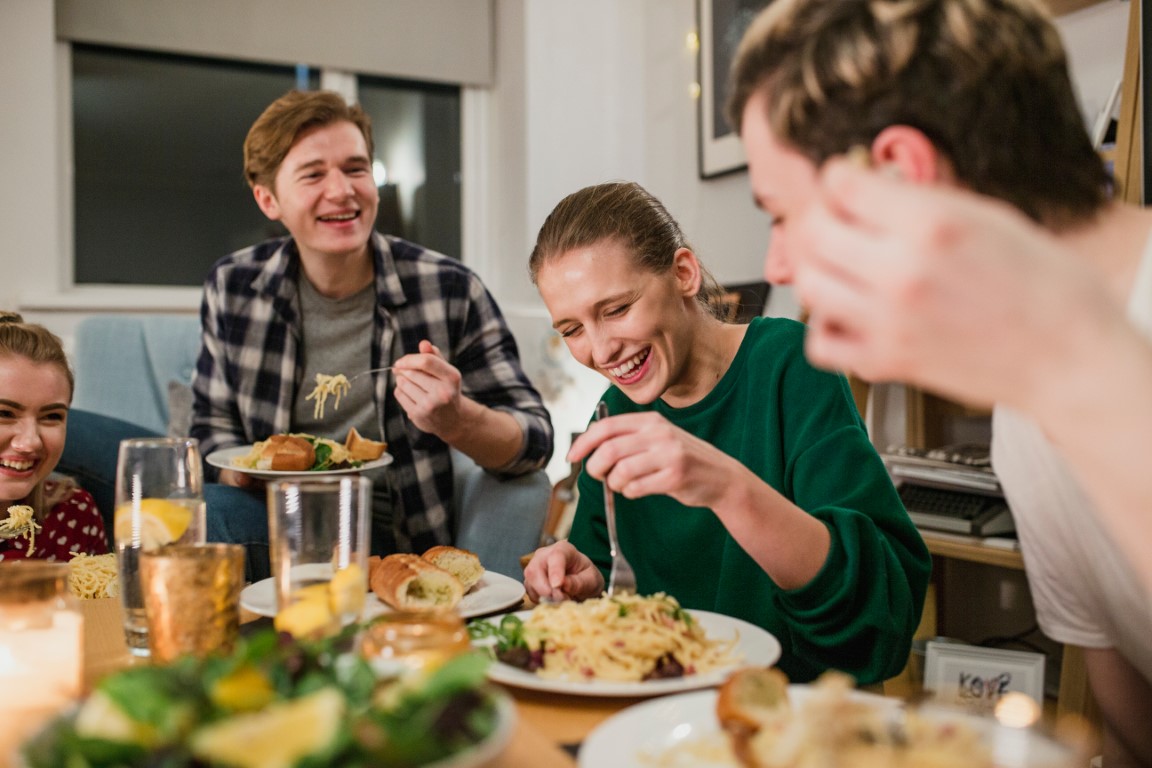 repas partagé dans un coliving