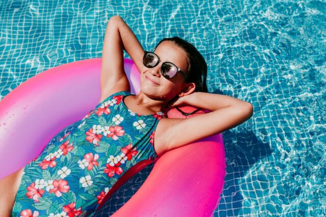Alors que les restrictions d’eau se multiplient, certains se remplissent les poches (avec leur piscine) Alors que les restrictions d’eau se multiplient, certains se remplissent les poches (avec leur piscine)