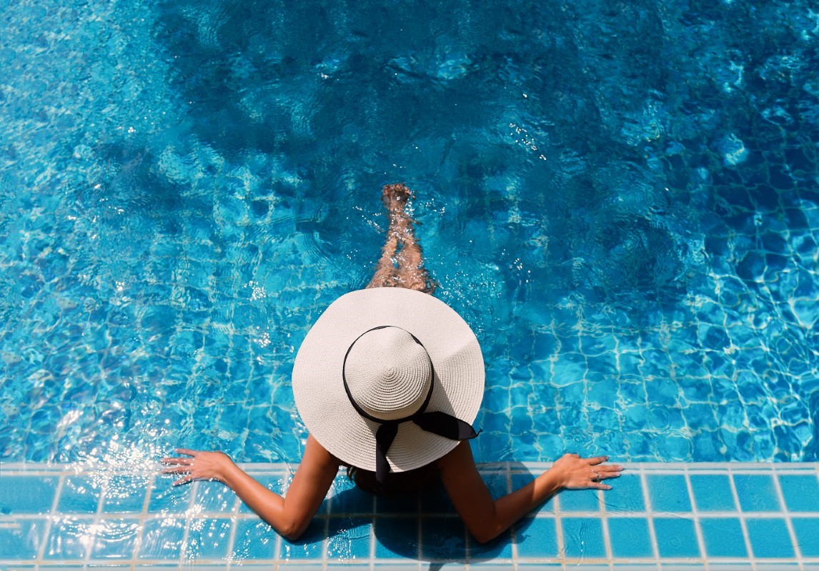Alors que les restrictions d’eau se multiplient, certains se remplissent les poches (avec leur piscine)