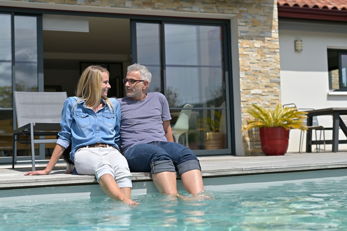 Gen Z vs Millennials : la piscine, marqueur générationnel face à la canicule de 2025