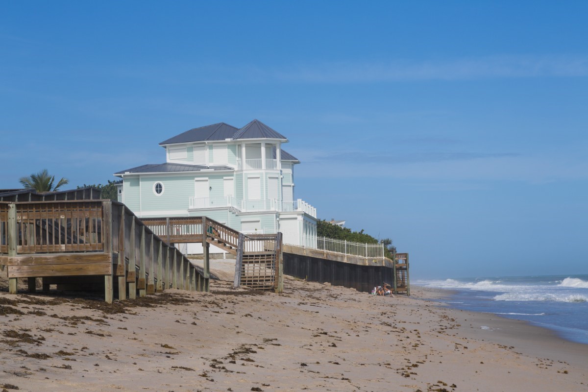 Immobilier côtier : ce que les tsunamis de 2025 nous apprennent sur la fragilité du littoral français