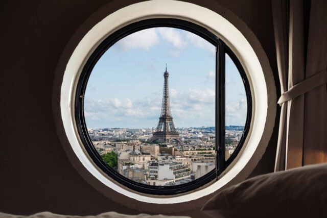 Airbnb rare, escalade des prix la nuit “vue Tour Eiffel” s’envole été 2025