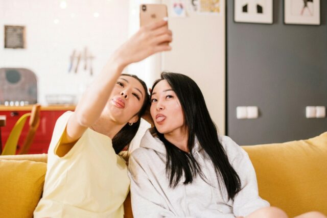 Gen Z stare regard fixe jeunes femme moquerie millenials achetent premiere villa sans cdi immobilier aout 2025 (1) Gen Z stare regard fixe jeunes femme moquerie millenials achetent premiere villa sans cdi immobilier aout 2025 (1)