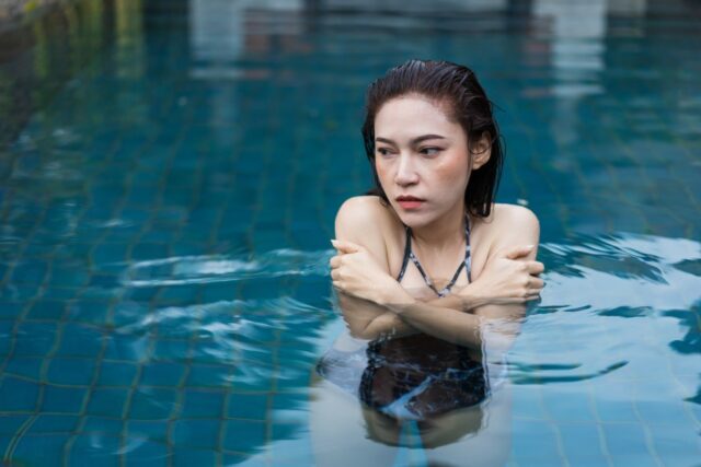 "On se sentait épiés par lui" : face au voyeurisme, ils ont fini par vendre leur maison avec piscine "On se sentait épiés par lui" : face au voyeurisme, ils ont fini par vendre leur maison avec piscine