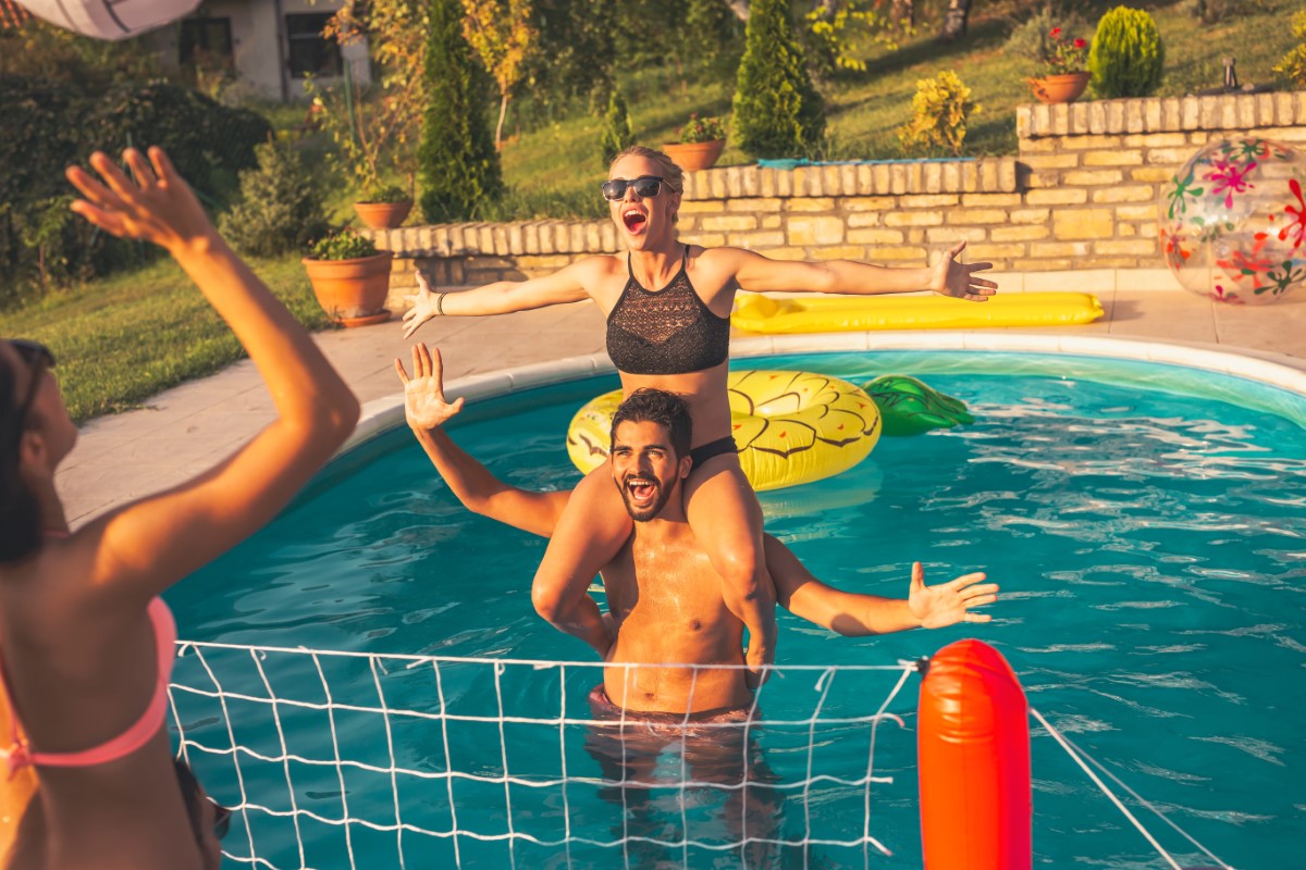 "On se sentait épiés par lui" : face au voyeurisme, ils ont fini par vendre leur maison avec piscine