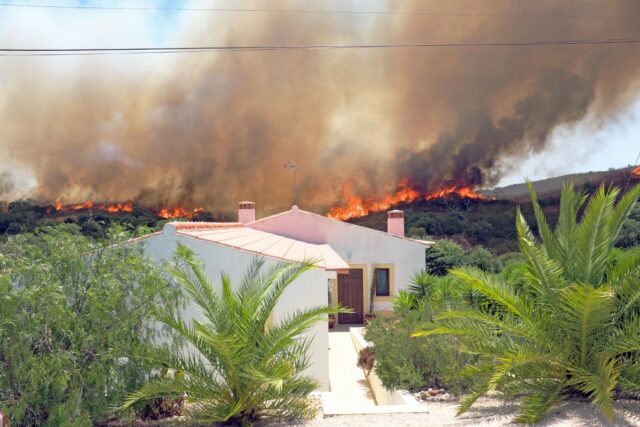 au Portugal, ces retraités fuient moustiques, canicule et feux meurtriers (1) au Portugal, ces retraités fuient moustiques, canicule et feux meurtriers