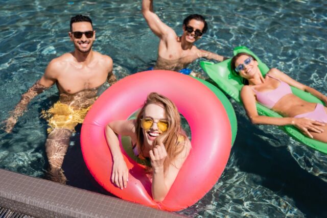 ces jeunes renoncent à acheter et préfèrent vivre en coloc dans des villas de luxe « Trop de paperasse, trop de risques » : ces jeunes renoncent à acheter et préfèrent vivre en coloc dans des villas de luxe