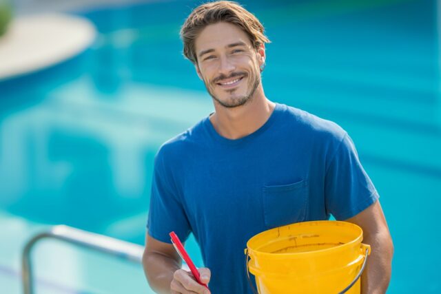 il sauve sa piscine avec l'astuce du seau et feutre rouge il sauve sa piscine avec l'astuce du seau et feutre rouge