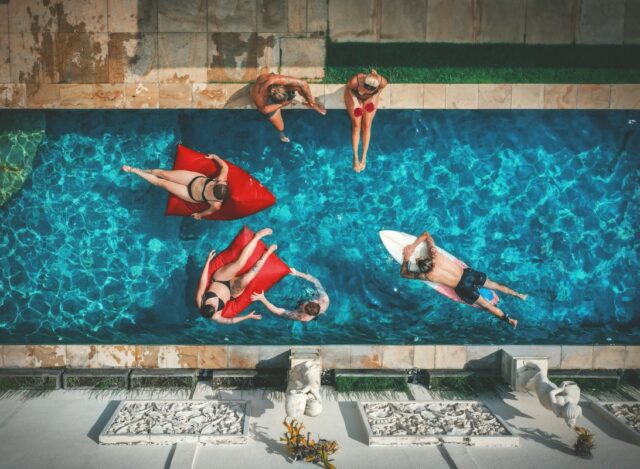 piscine cache un detail renversant piscine fond vitré glass pool piscine cache un detail renversant piscine fond vitré glass pool
