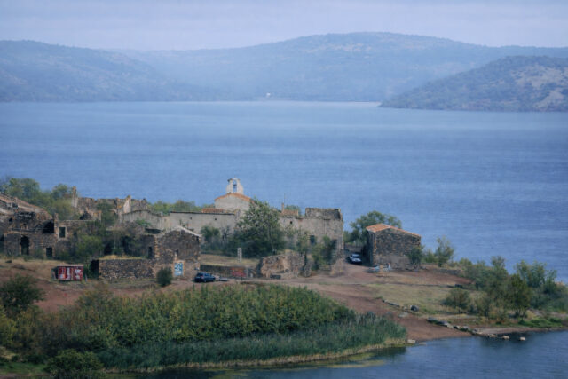 dans cet ex village fantome on habite sans propriété privée à Celles dans cet ex village fantome on habite sans propriété privée à Celles