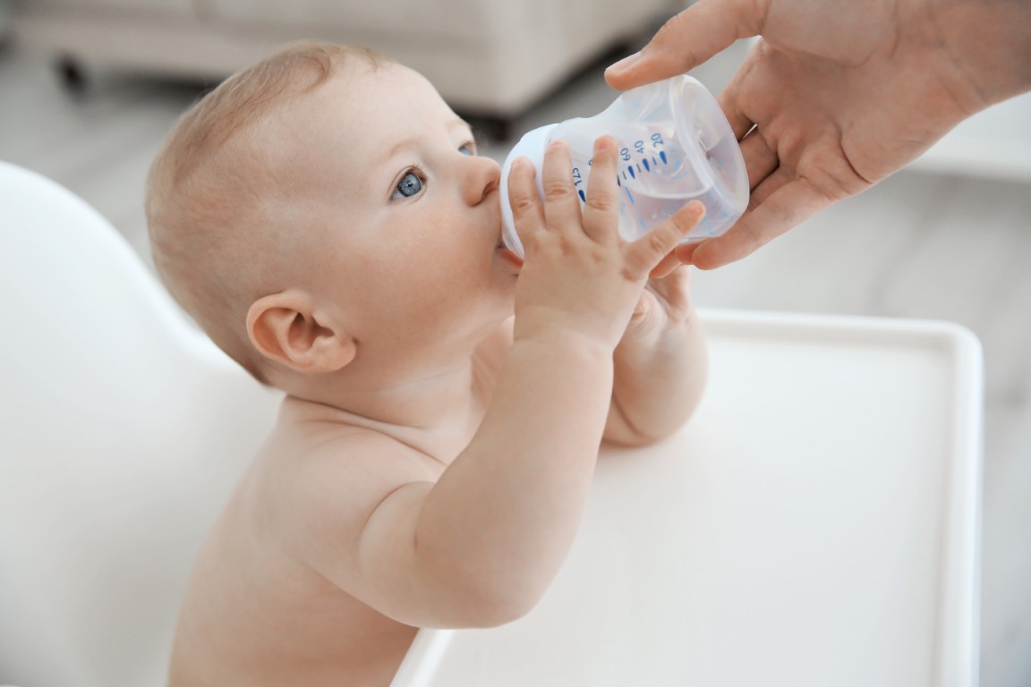 De l'eau Cristaline dans un biberon pour bébé