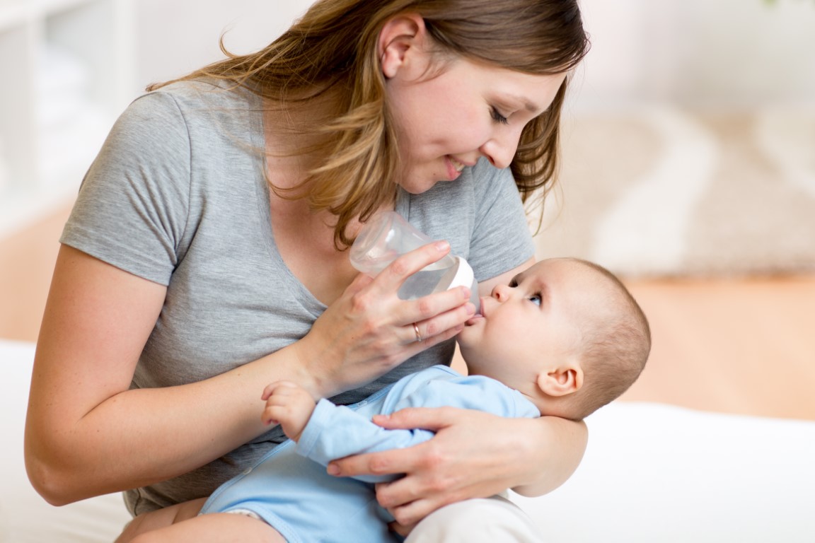 Bébé buvant un biberon d'eau