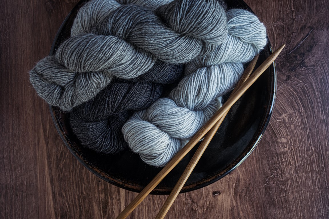 Des aiguilles et des pelotes pour tricoter de la layette