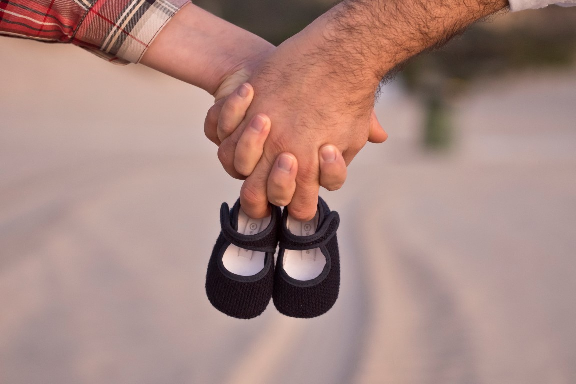 Offrir des chaussons, un classique pour annoncer une grossesse aux grands-parents