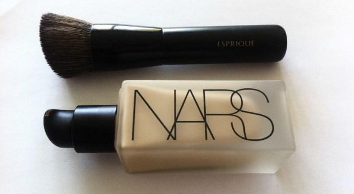 pinceau esprique et fond de teint nars